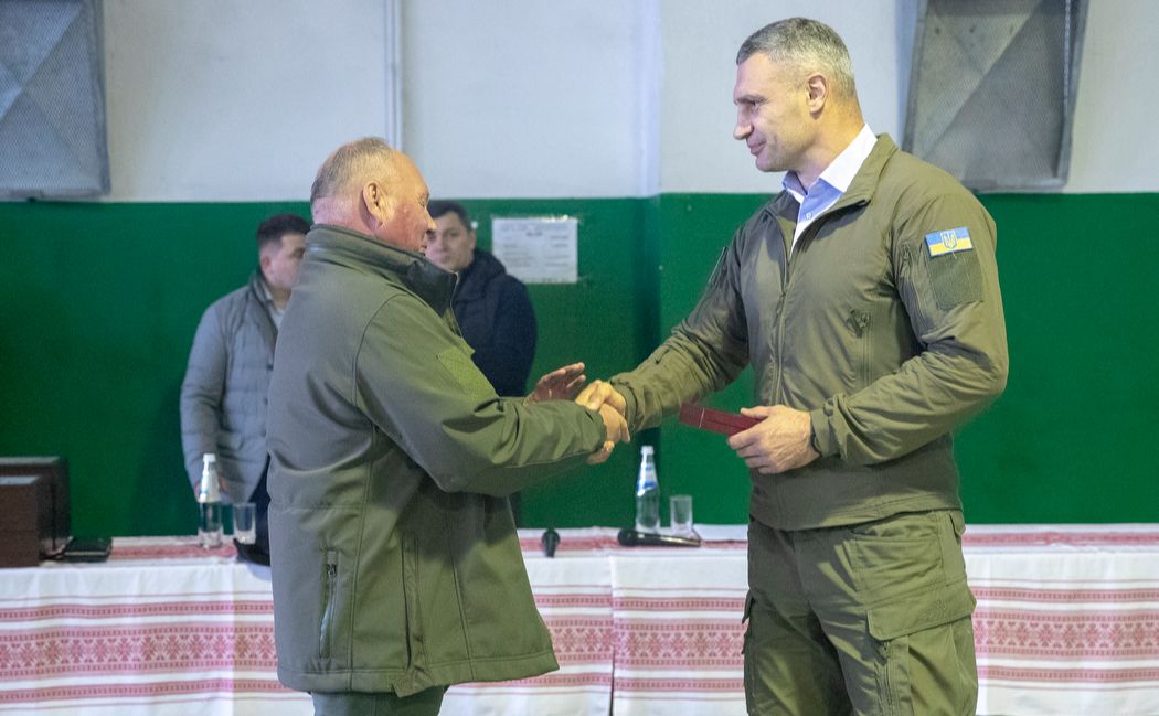 Мер Києва вручив відзнаки водіям підприємства. Фото: КМДА
