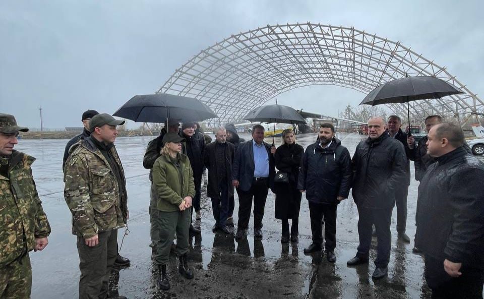 Іноземцям показали знищений аеропорт у Гостомелі. Фото: Офіс Віцепрем’єр-міністерки