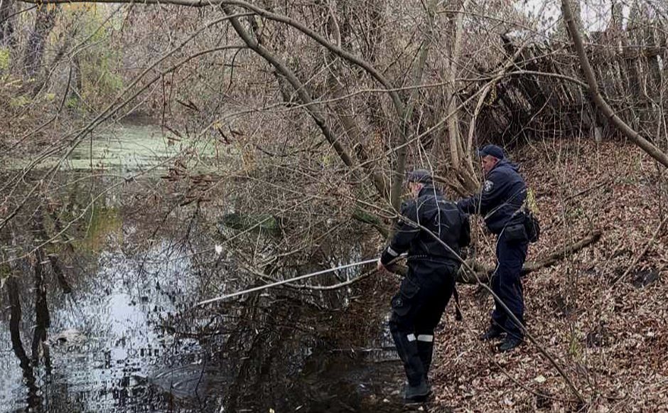 Труп плавав на поверхні води. Фото: ГУ ДСНС у Києві