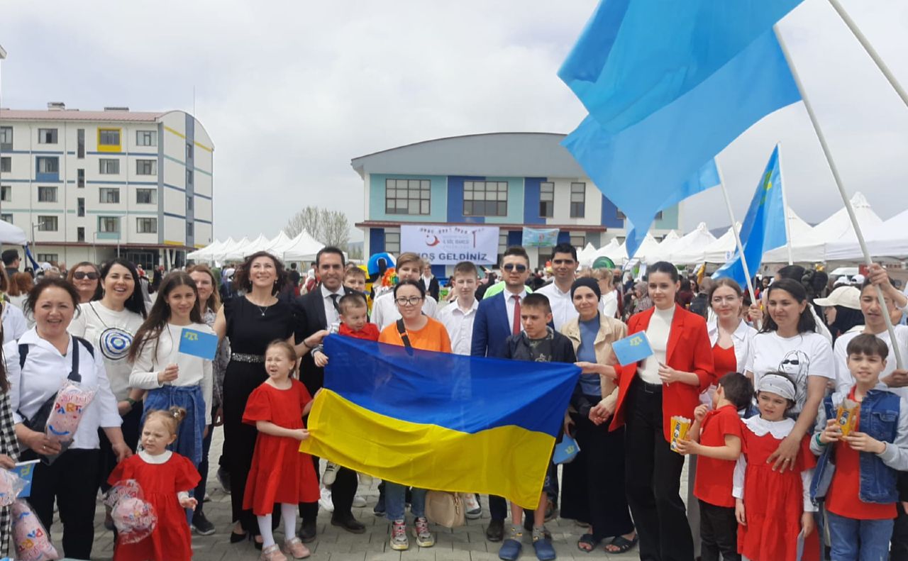 У Туреччині діти та дорослі з національними прапорами. Фото надане Аніфе Куртсеїтовою