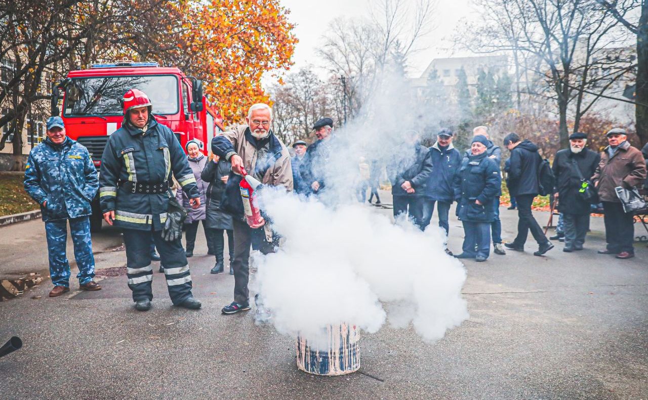 Співробітник вишу вчиться користуватися вогнегасником. Фото: ДСНС