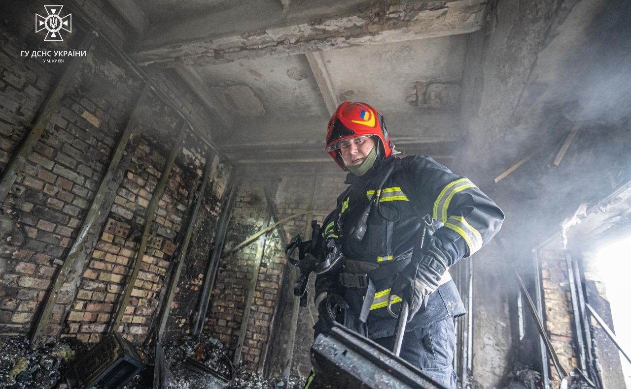 Рятувальник на ліквідації пожежі у гаражно-адміністративній будівлі. Фото: ДСНС