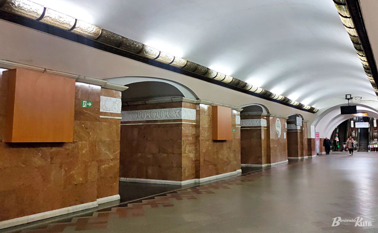 Чотири з восьми бюстів прибрали у бокси. Фото авторки