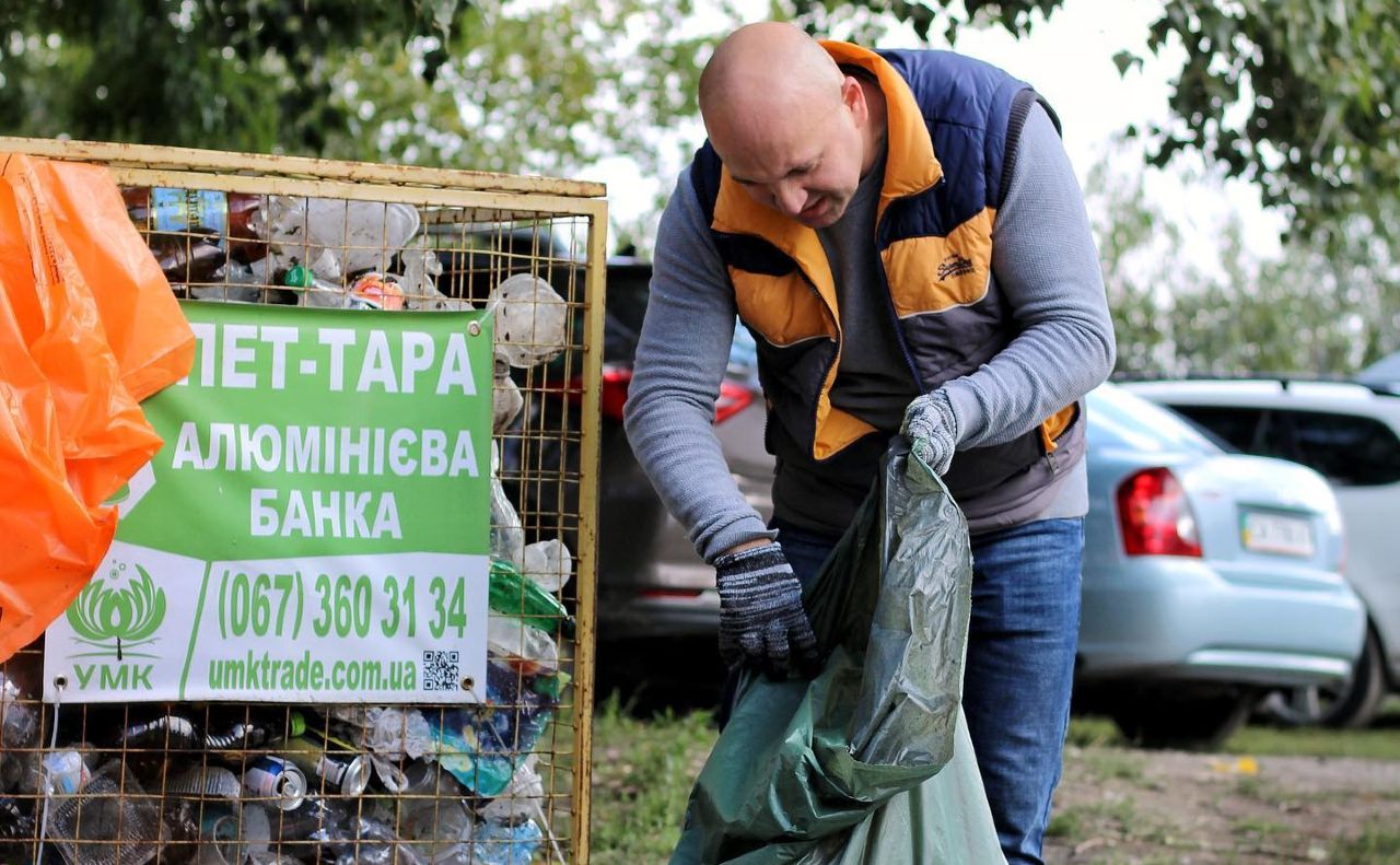 Вторсировина може стати матеріалом для створення нових речей. Фото: Let's do it, Ukraine