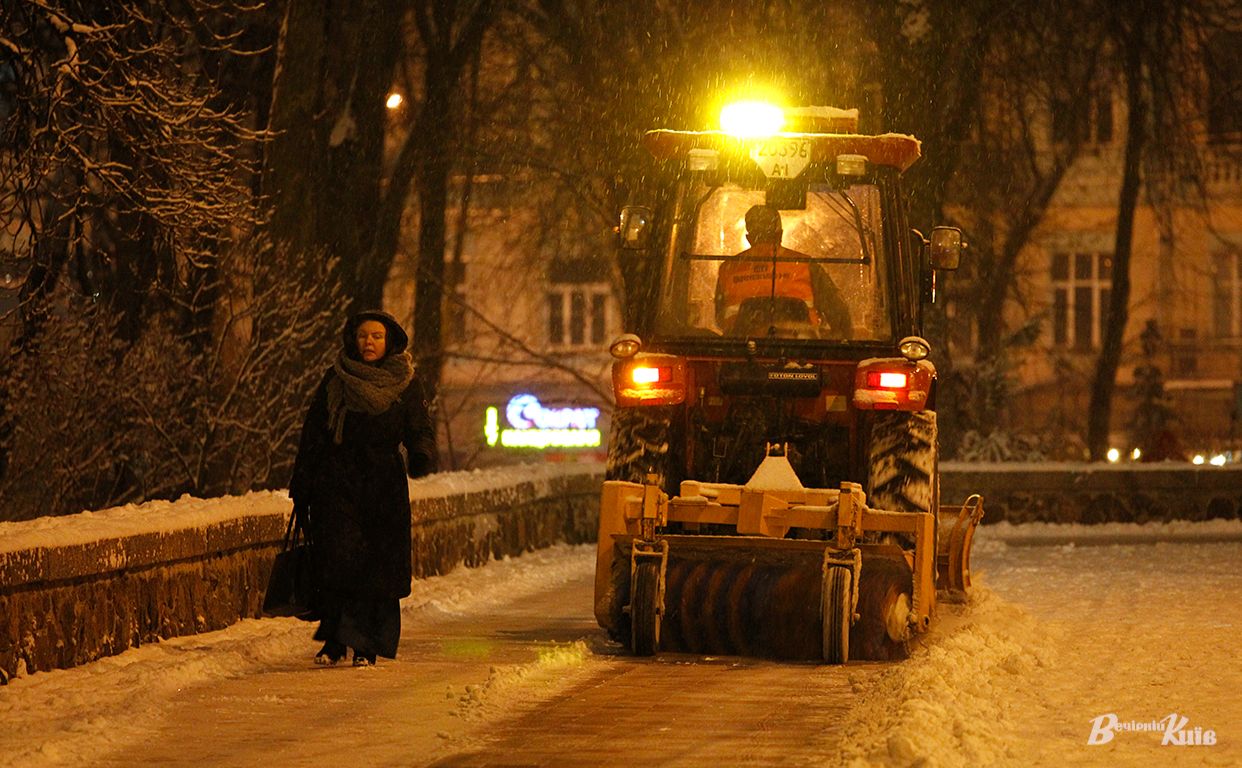 Кригу і сніг розчищають з доріг області 83 спецавто. Фото: Борис Корпусенко