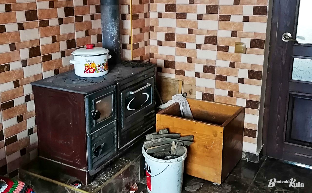 Киянам радять перезимувати у приватних будинках, де є пічки. Фото: Наталя Слінкіна