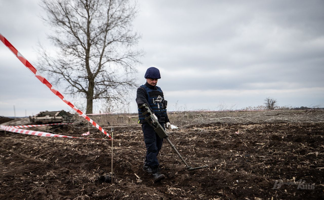 Робота саперів на Київщині. Фото: Олексій Самсонов