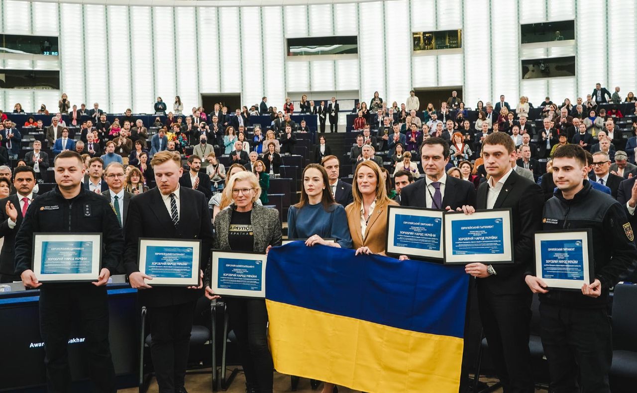Представники українського народу з президентом парламенту Робертою Мецолою під час церемонії. Фото: Європарламент