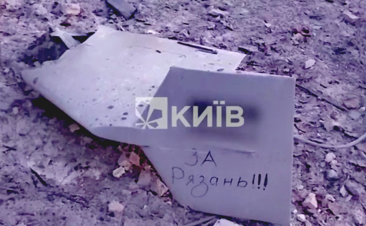 Уламки російського дрону у Києві в Шевченківському районі. Скрин з відео