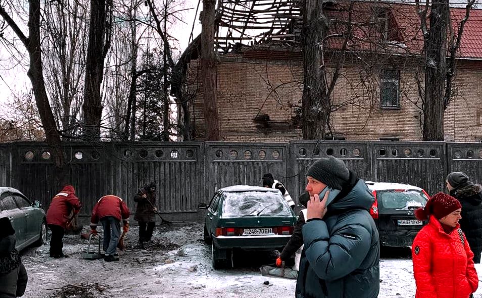 Комунальники наводять лад біля пошкодженого будинку на Нивках. Фото: Шевченківська РДА