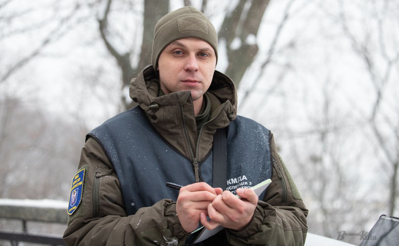Інспектори з благоустрою перевіряють, як прибирають сніг у столиці. Фото: Олексій Самсонов