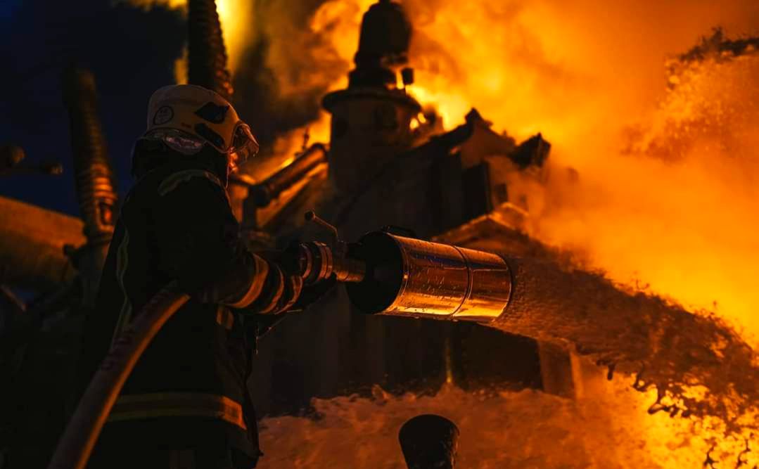 Вогнеборець гасить загоряння на об’єкті у Київській області. Фото: ДСНС