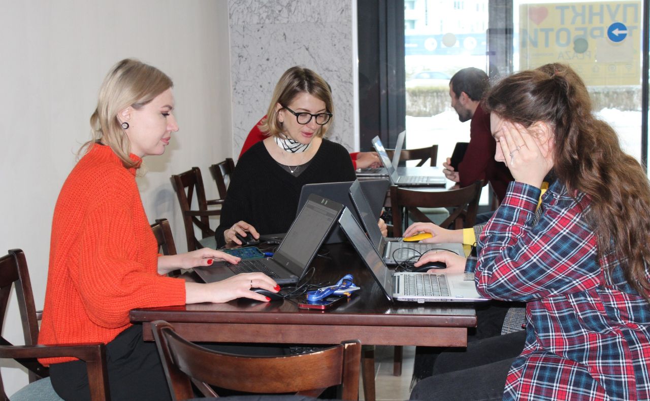 Тут можна підзарядити гаджети та попрацювати. Фото: Дарницька РДА
