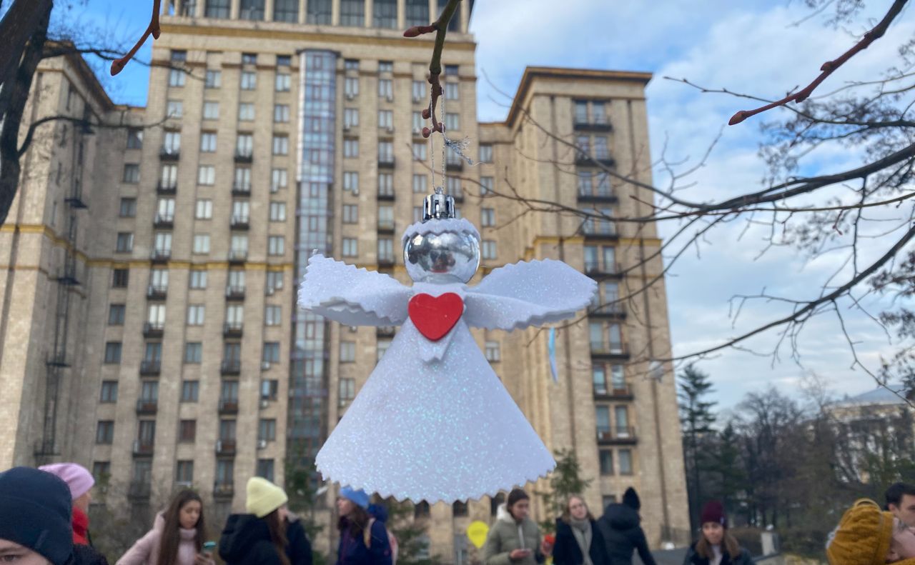 Акцію «Ялинка для Героїв» сьомий рік поспіль організовують рідні Героїв Небесної сотні, Музей Майдану та партнери. Фото: Юлія Денисенко