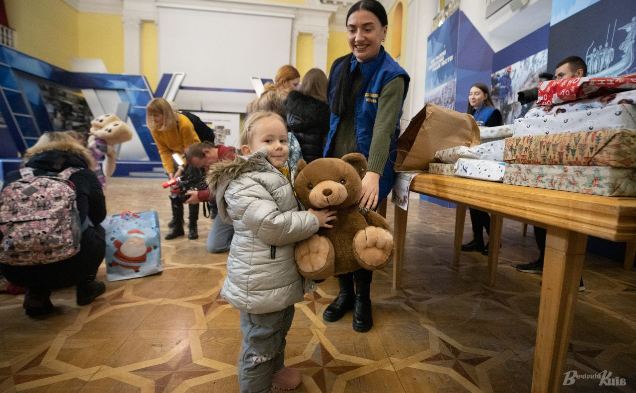 Загалом різдвяні подарунки отримають понад 3000 дітей-киян. Фото: Олексій Самсонов