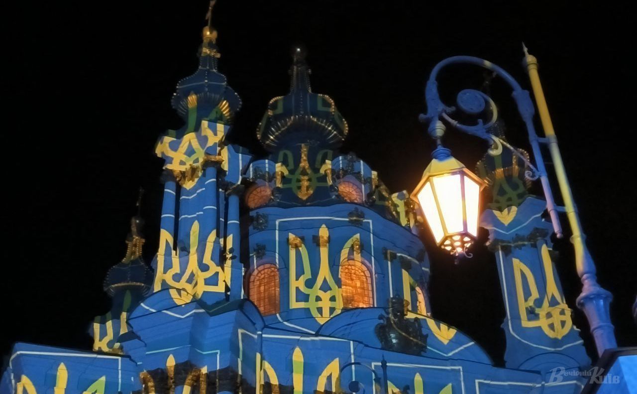 До Києва митець приїхав з власним генератором. Фото: Борис Корпусенко
