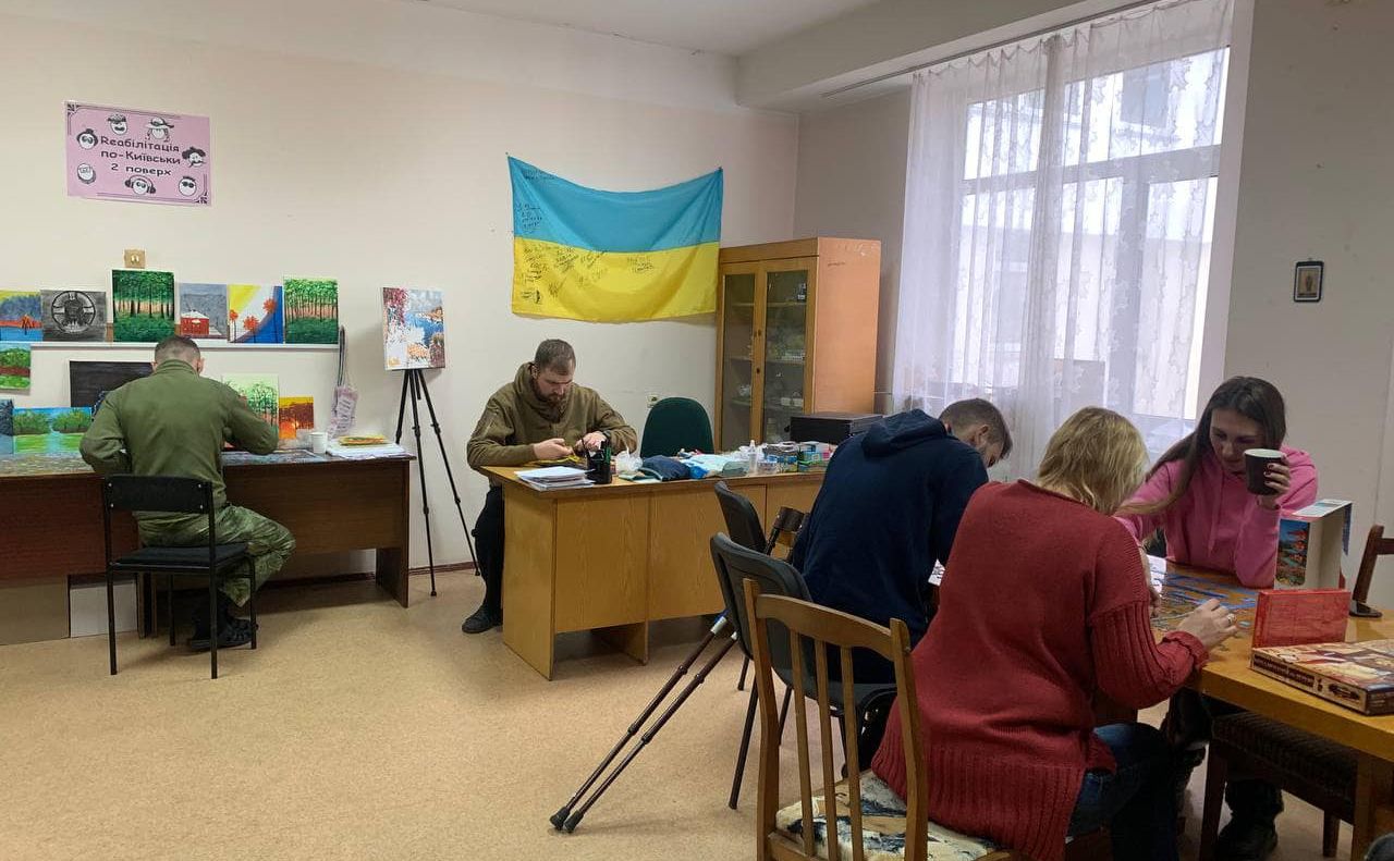 Фахівці працюють з пораненими учасниками бойових дій. Фото: фб-сторінка Марини Хонди