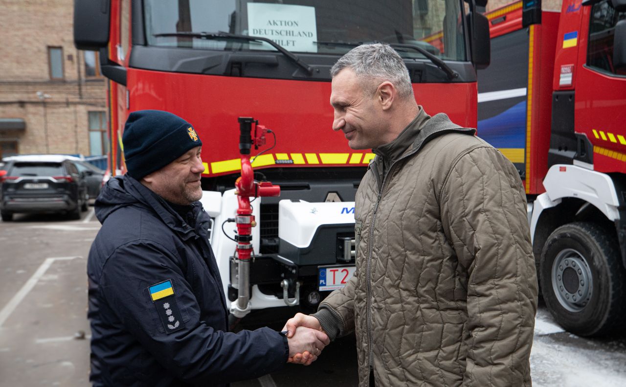 Київ передав Харкову два найсучасніших пожежних авто від іноземних партнерів. Фото: пресслужба мера