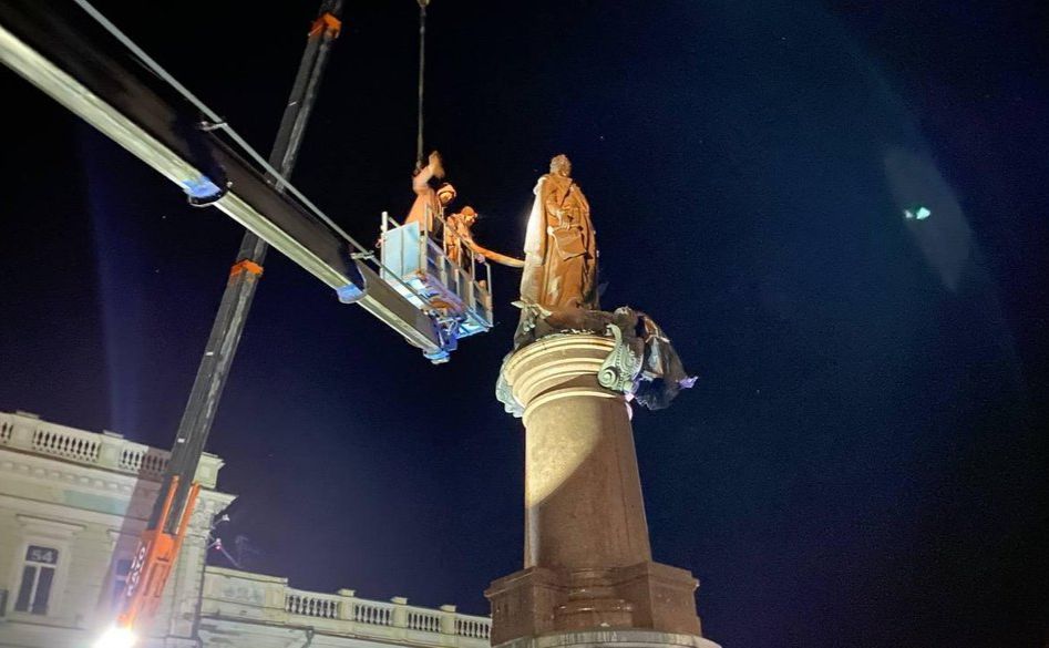 Демонтаж пам’ятника почали близько 23:00 28 листопада. Фото: Суспільне Одеса