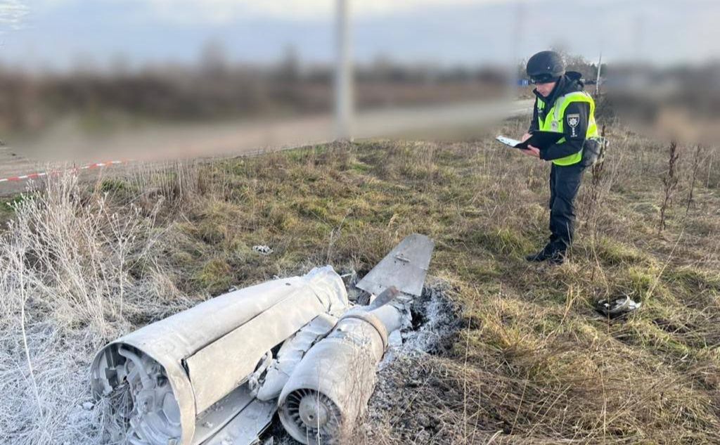 Уламки ракети, збитої на Київщині. Фото: поліція Київщини