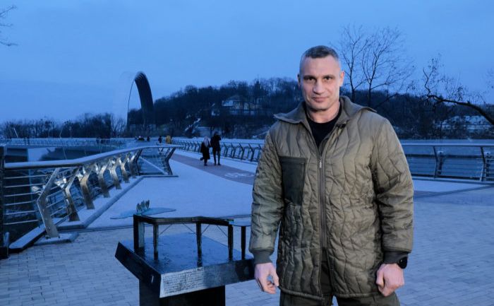 Кличко привітав Україну на тлі пішохідно-велосипедного мосту. Фото: скріншот з відео