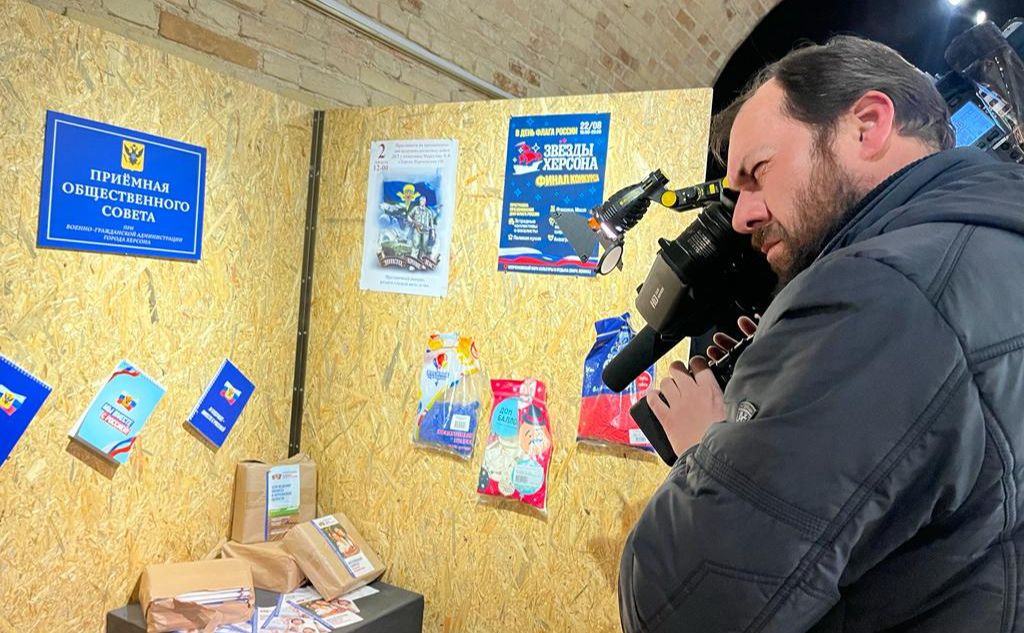 Після відступу окупанти залишили чимало пропагандиських матеріалів. Фото: Музей війни