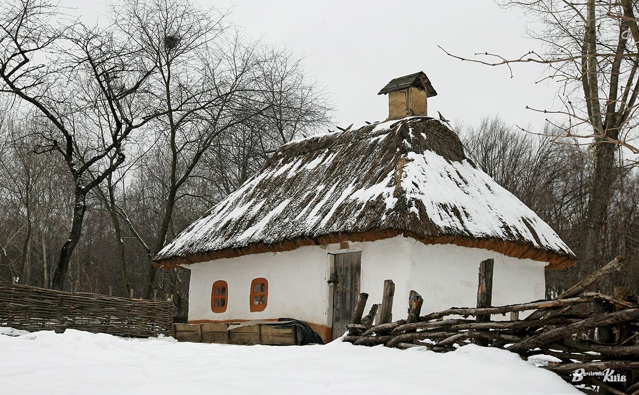 Потрапити всередину хатинок можна лише вдень. Фото: Борис Корпусенко