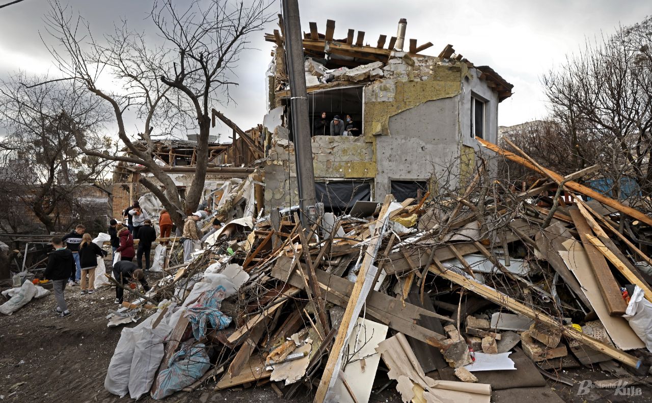 Зруйнований через ракетний обстріл будинок, де загинула жінка. Фото: Борис Корпусенко