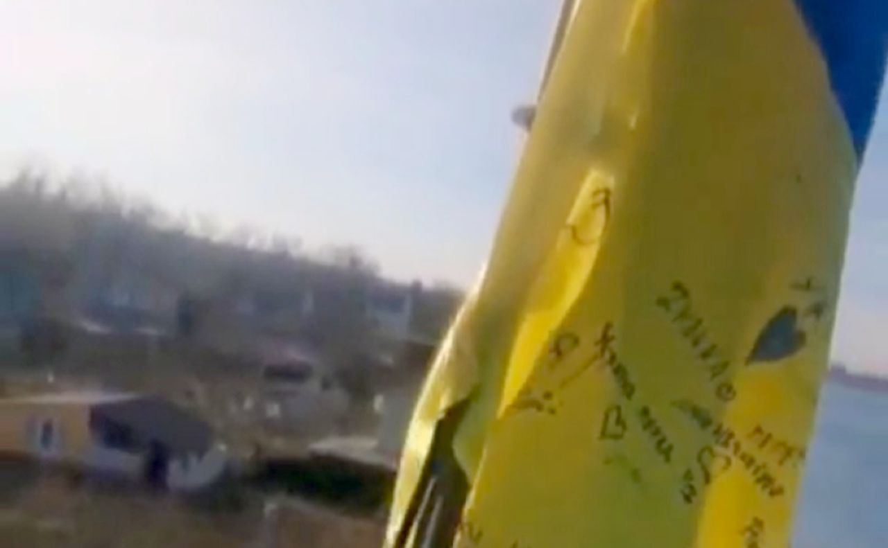 Скрин з відео зі встановленим на Великому Потьомкінському острові на Херсонщині прапора України.
