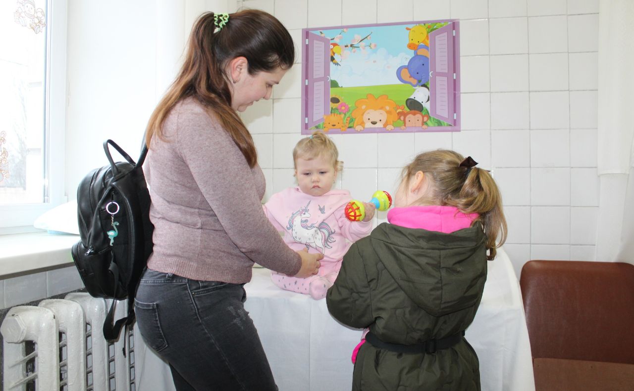 У новій кімнаті для годування. Фото: Дарницька РДА