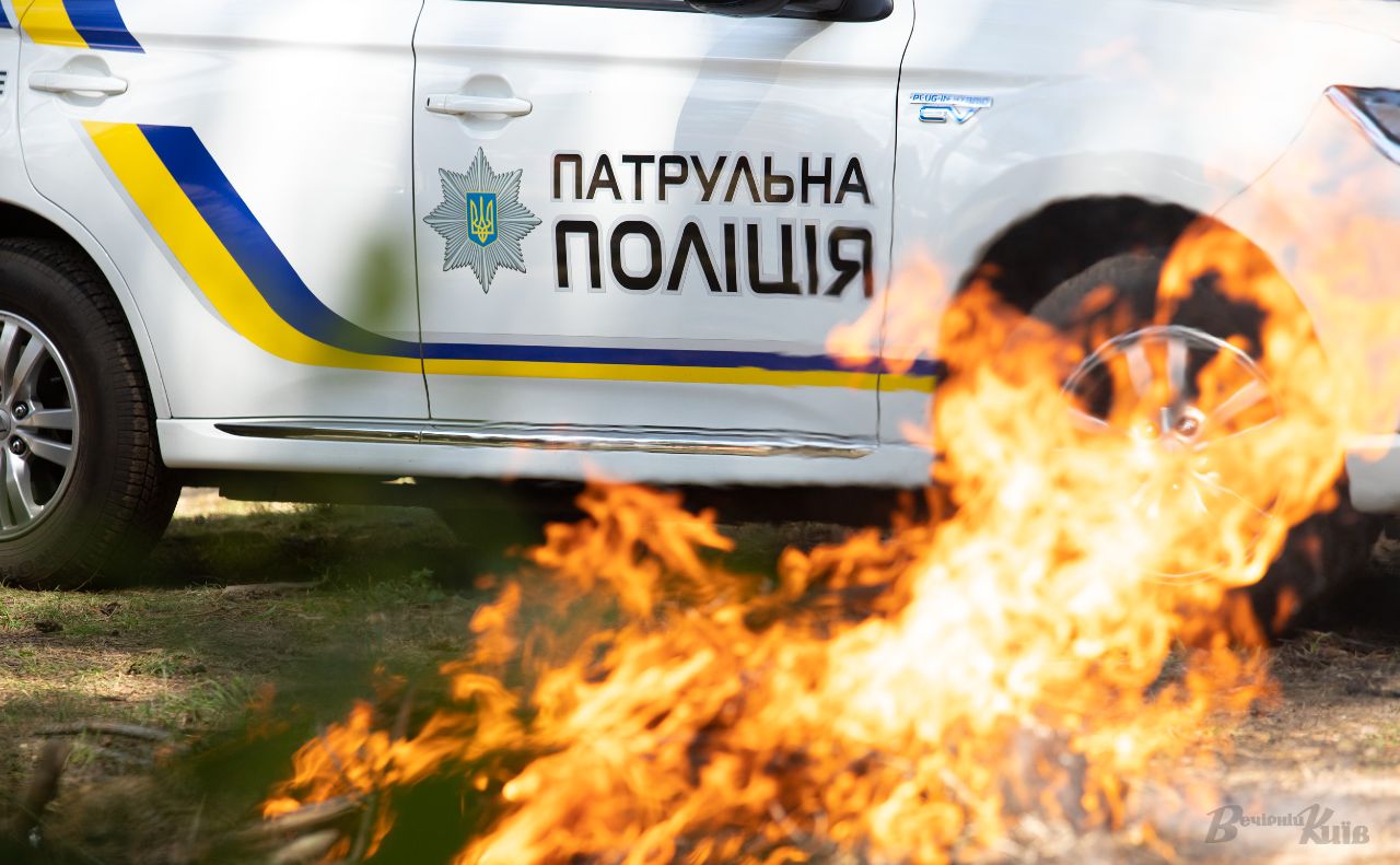 Поліцейські кинулись на порятунок людей у палаючій хаті. Фото ілюстративне: Олексій Самсонов