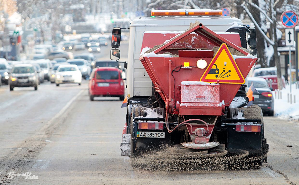 Працівники КП «Київавтодор» працюють 24/7. Фото: Борис Корпусенко
