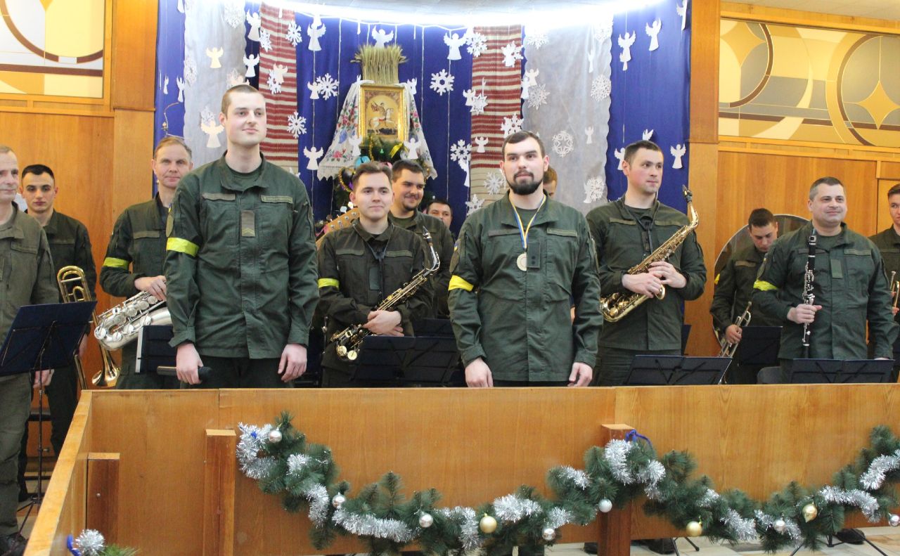 Музиканти оркестру 25-ї бригади радували виконанням різдвяних мелодій. Фото: Національна бібліотека для дітей
