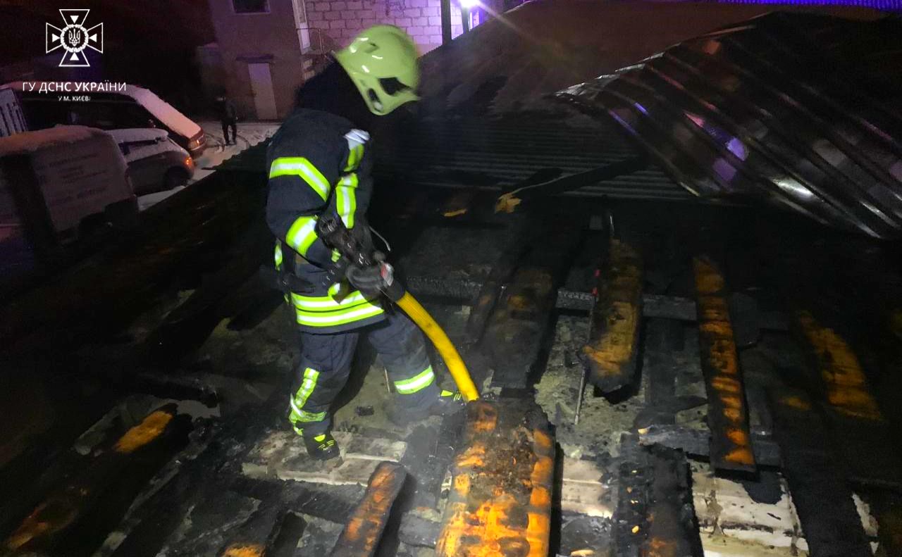 Вогнеборець на ліквідації пожежі у гаражі на Подолі. Фото: ГУ ДСНС у м.Києві