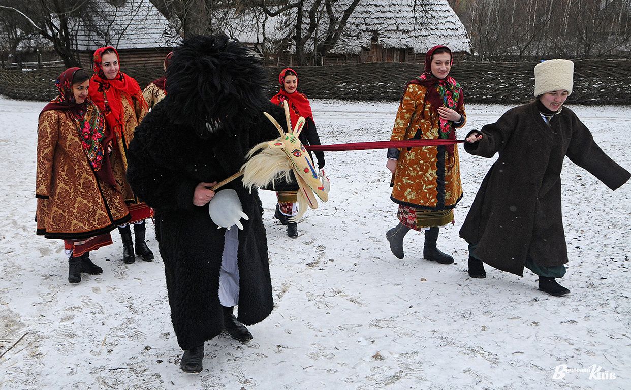 Одним з народних обрядів є водіння «кози». Фото: Вечірній Київ