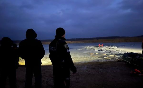 Рятувальники та поліцейські біля ополонки на річці. Фото: ДСНС