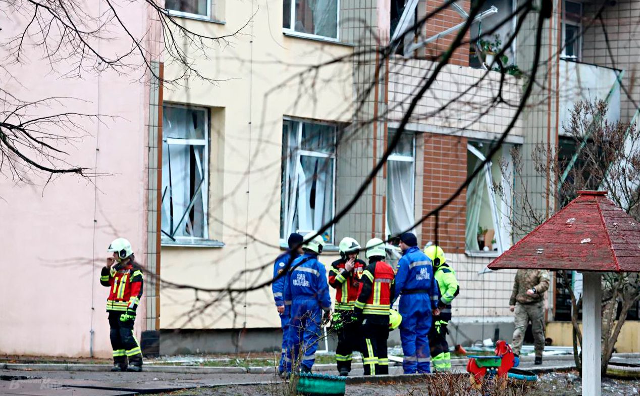 Вертоліт впав вранці у Броварах біля дитсадка та будинка. Фото: Олексій Самсонов