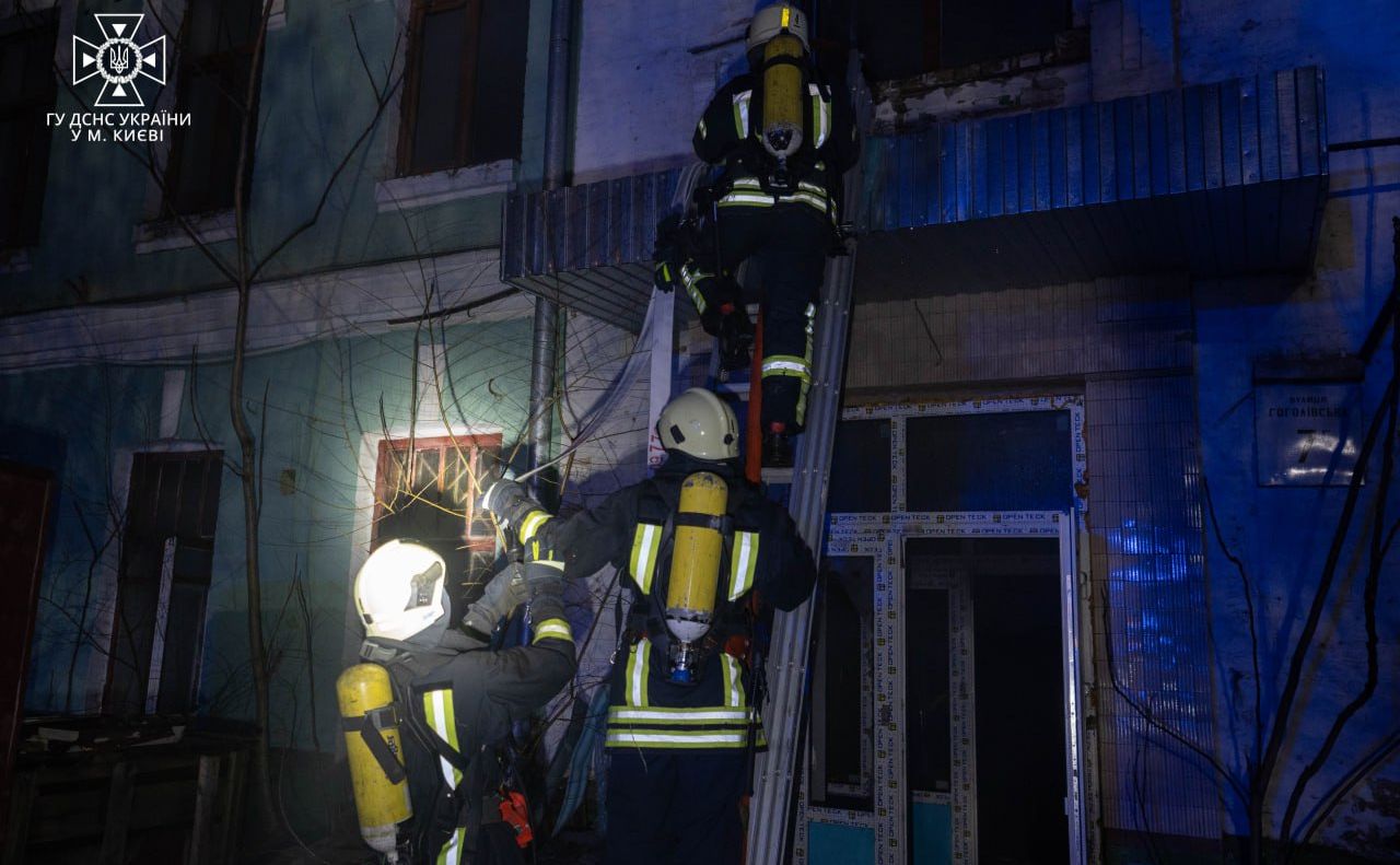 Вогонь охопив другий поверх чотириповерхівки. Фото: ГУ ДСНС у м.Києві