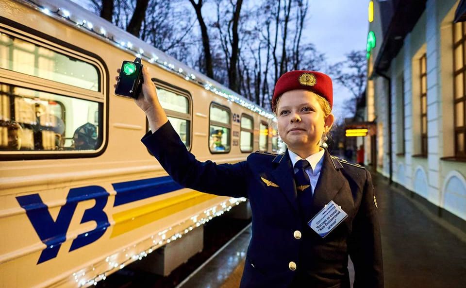 Дитяча залізниця — це місце, де діти можуть відчути себе справжніми залізничниками. Фото: Дитяча залізниця