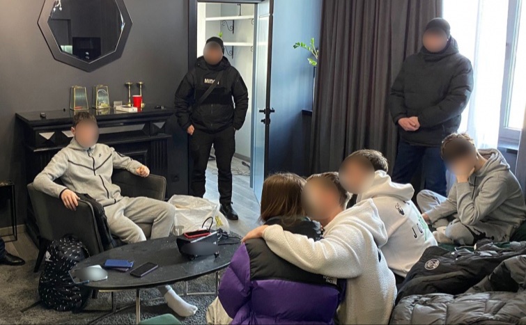 Нацполіція завітала до скандальних стрімерів у Києві. Фото: Нацполіція