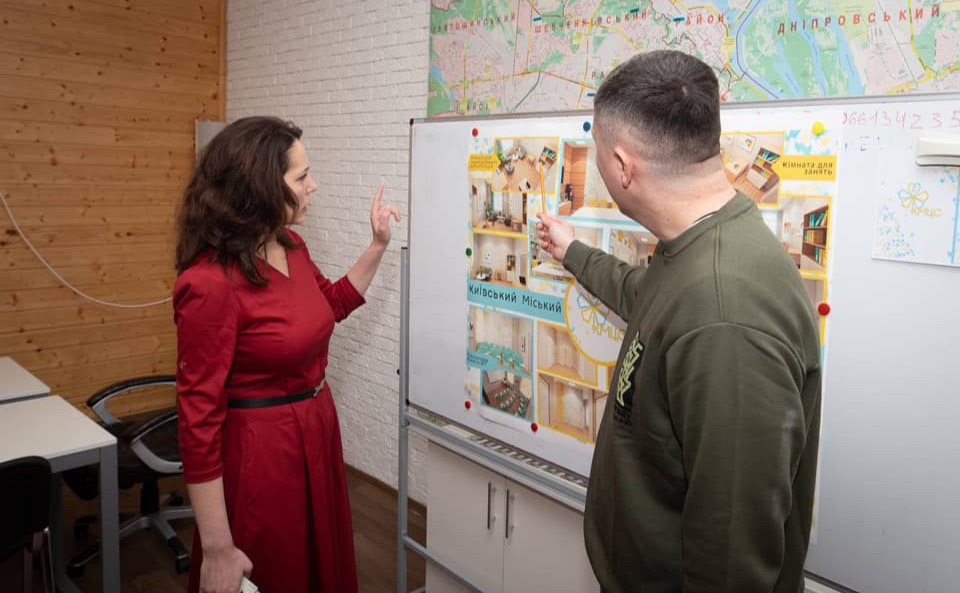 Марина Хонда проінспектувала ремонтні роботи в приміщенні тренінгового центру психологічної стійкості. Фото: фейсбук Марина Хонди