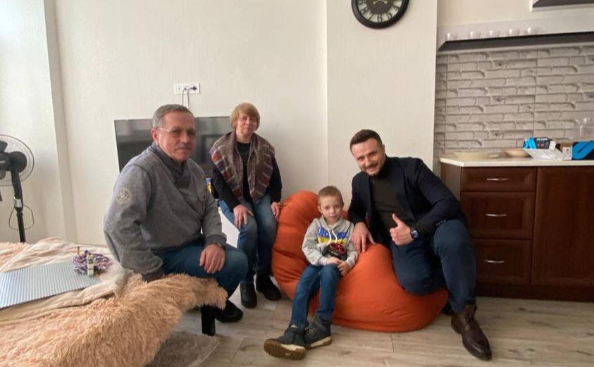 Гриша з дідусем у своїй новій квартирі. Фото: Ольга Канская/Facebook