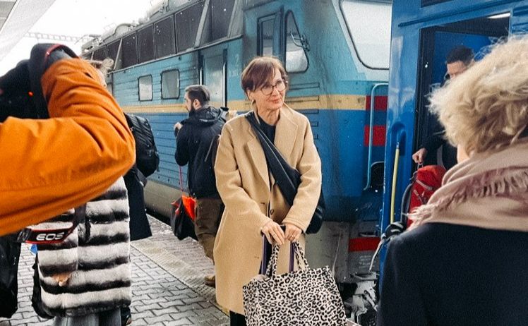 Міністерка освіти на науки ФРН на столичному вокзалі, 6 грудня 2022. Фото: твітер Беттіни Штарк-Ватцінгер