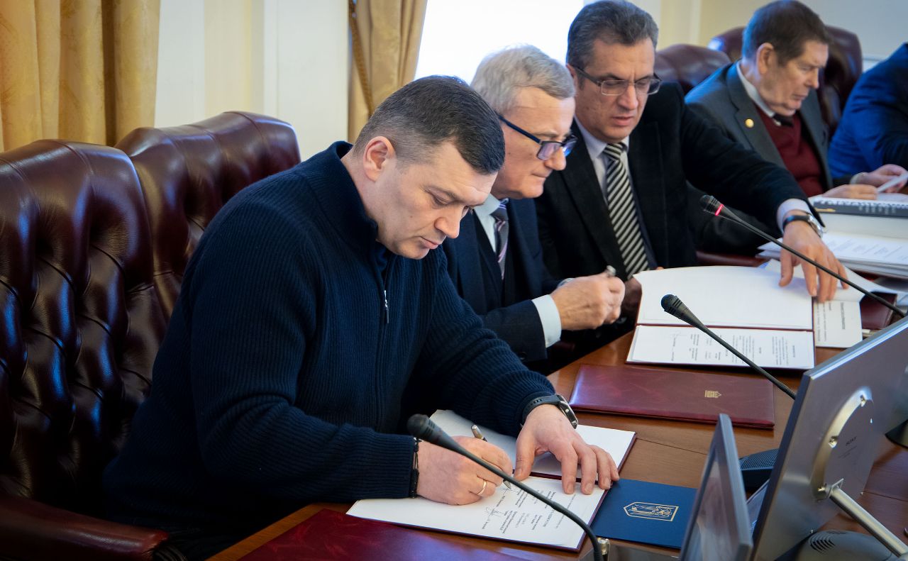 Микола Поворозник підписав Меморандум. Фото: пресслужба КМДА