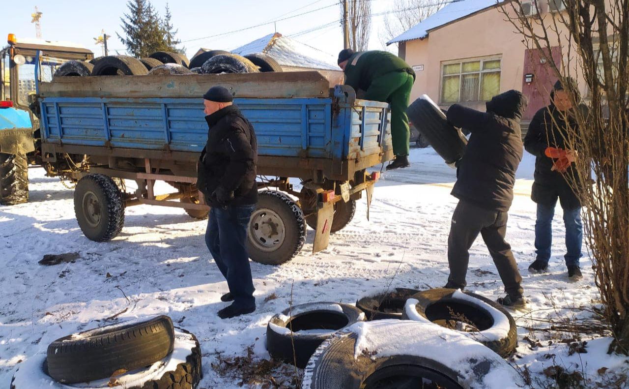 Прибирання шин з подвір’їв та вулиць — поліпшення екології. Фото: Дарницька РДА