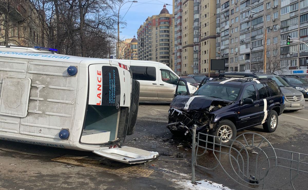 ДТП сталася біля Охматдиту. Фото: поліція Києва