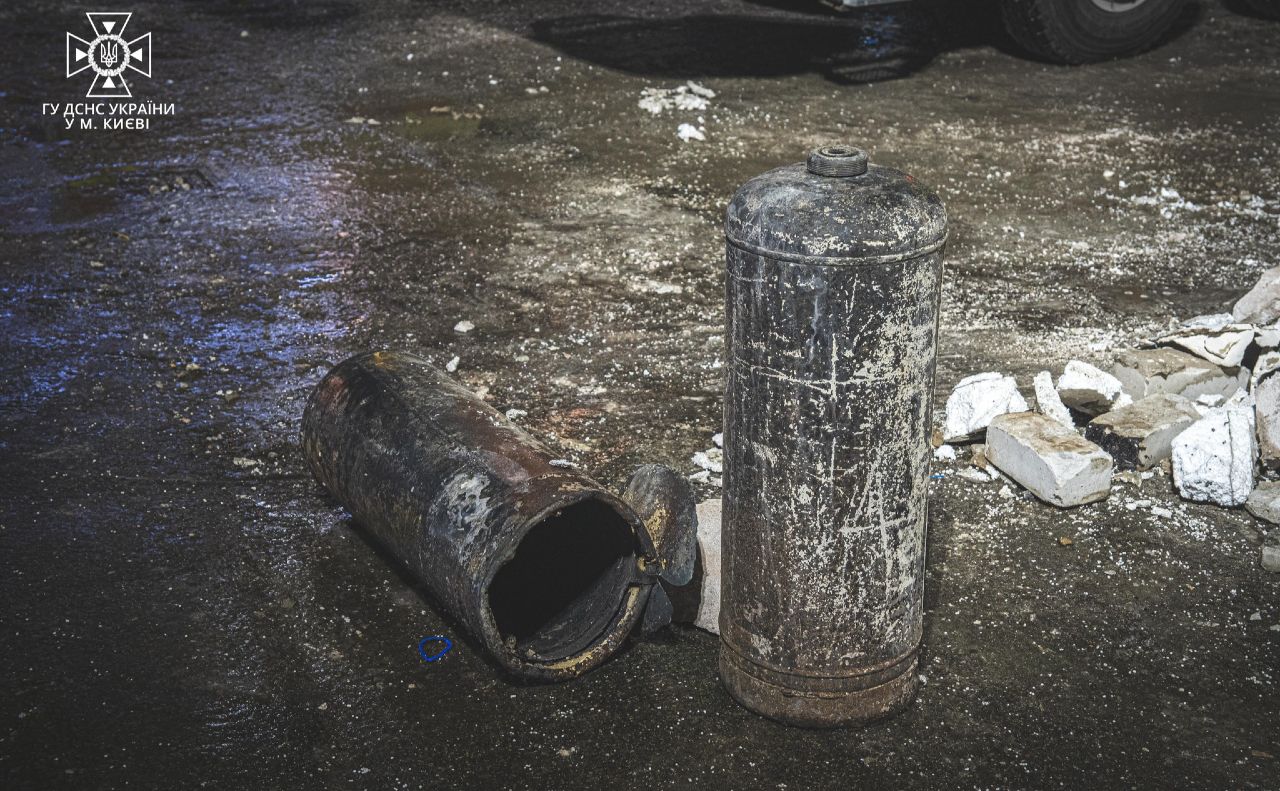 Газові балони були на місці вибуху на заводі. Фото: Поліція Києва