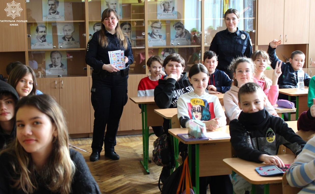 Патрульні розповіли дітям, як уникнути інтернет шахраїв. Фото: Поліція Києва