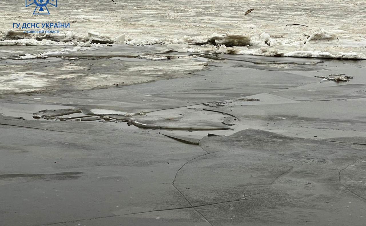 Льодохід на Десні підняв рівень води й загрожує підтопленням Київщині. Фото: ДСНС