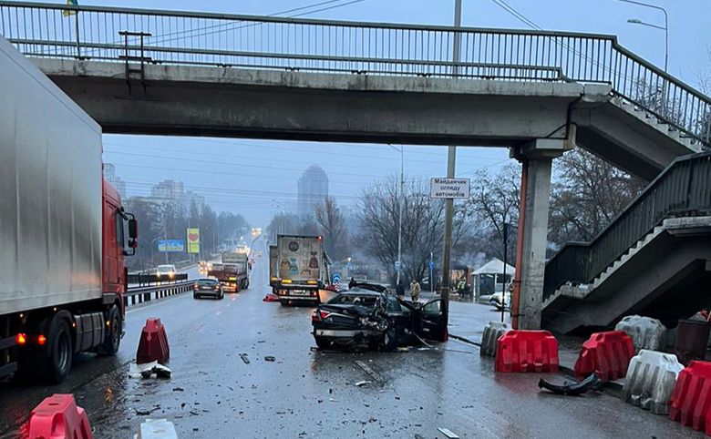 Вантажівка зіткнулася з легковим авто. Фото: Поліція Києва